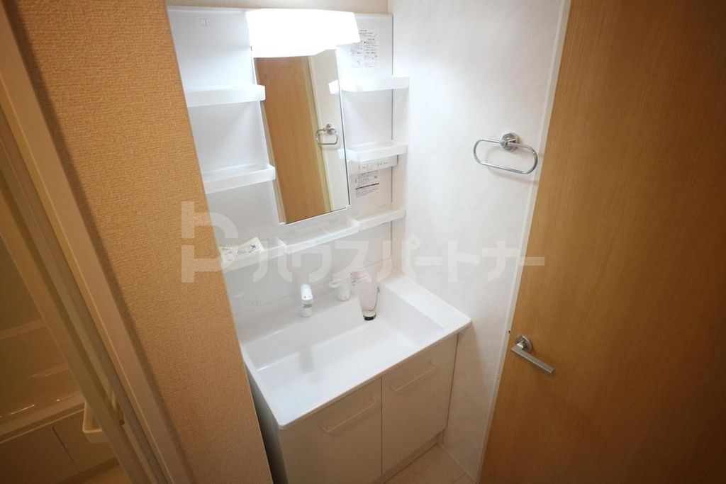 洗面設備　同物件別部屋の参考写真。