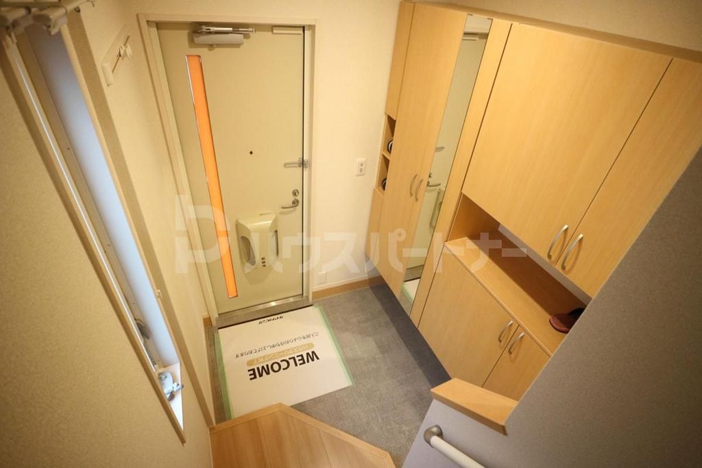 玄関　同物件別部屋の参考写真。