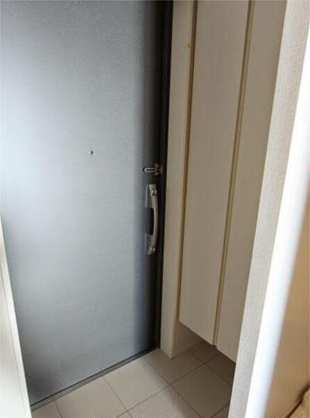 玄関　※別部屋の参考写真です。