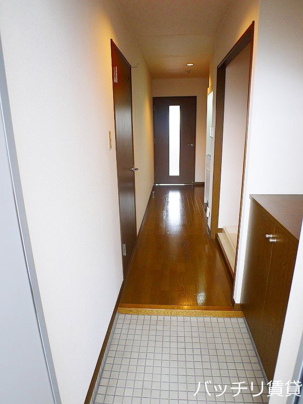 玄関　＊画像は別部屋の為イメージ、現状優先致します
