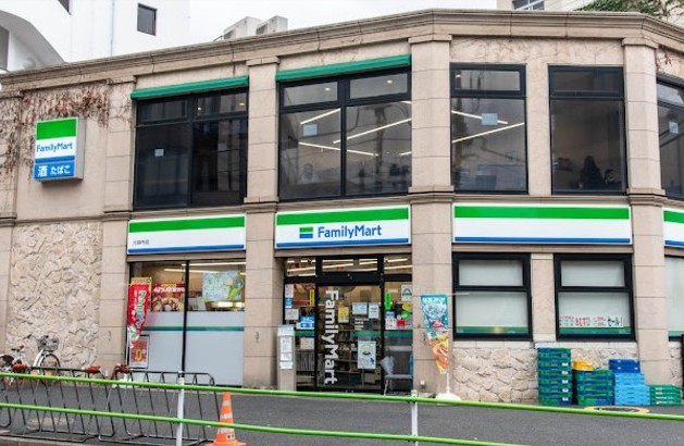 コンビニ　ファミリーマート南麻布三丁目店（コンビニ）まで336m