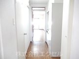 玄関　フローリングの廊下があります。