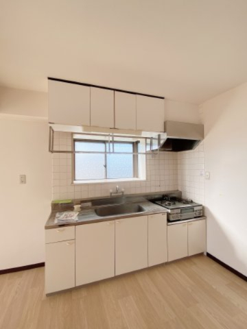 キッチン　別部屋同一間取りのお写真となります。