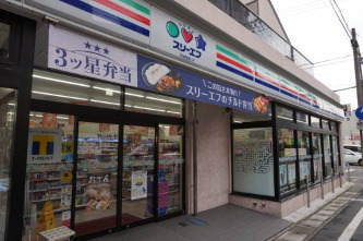 コンビニ　スリーエフ 新城店（コンビニ）まで26m