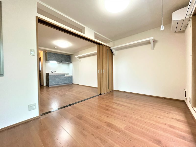 その他部屋・スペース　約6帖の洋室は開口部からの温かい日差しが差し込みます。