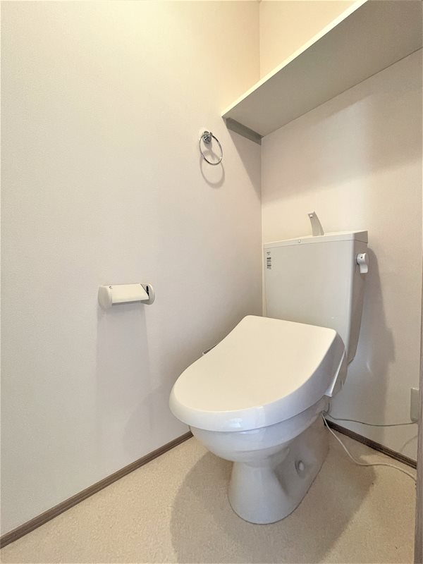 トイレ　温水洗浄便座付きのトイレです。