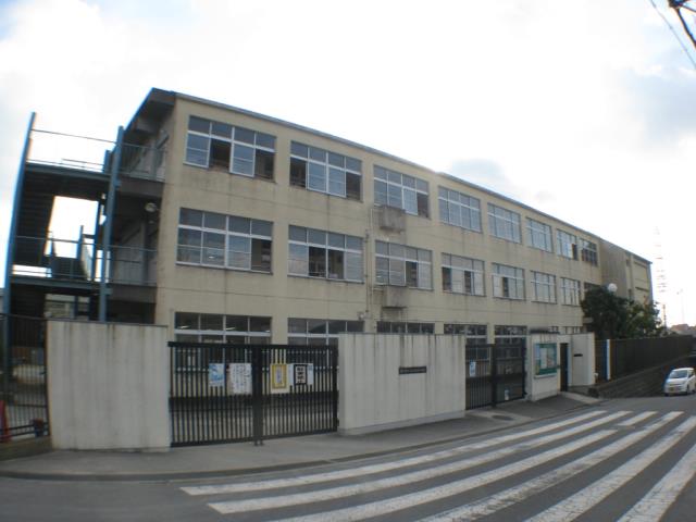 小学校　孔舎衙小学校（小学校）まで930m