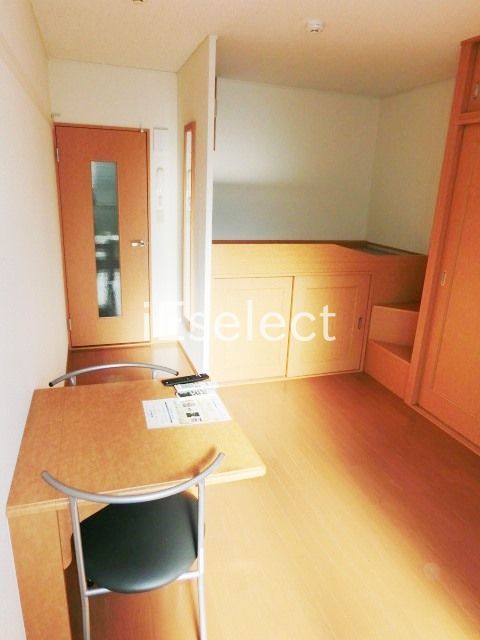 その他部屋・スペース　折り畳み式のテーブルと椅子もございます