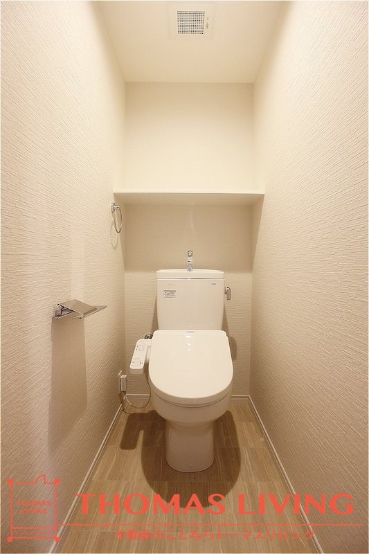 トイレ　収納棚・温水洗浄便座付きのトイレです。