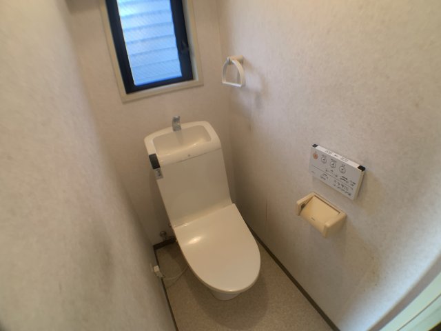 トイレ　温水洗浄便座付きのトイレです♪