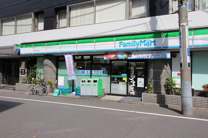 コンビニ　ファミリーマート（コンビニ）まで220m