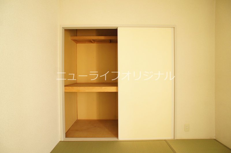 収納　押入れ付きで布団も楽に収納可能です。