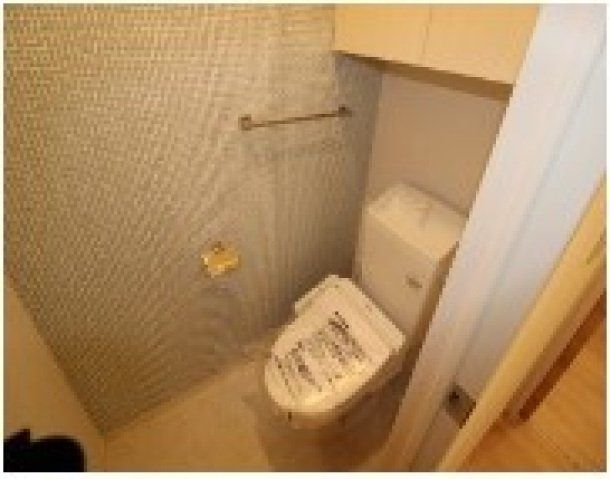 トイレ　温水洗浄便座付きのトイレです。