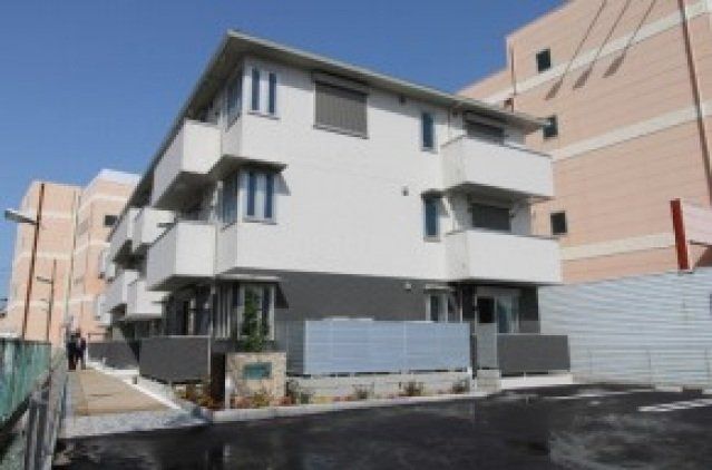 建物外観　3階建てのスマートな建物です。