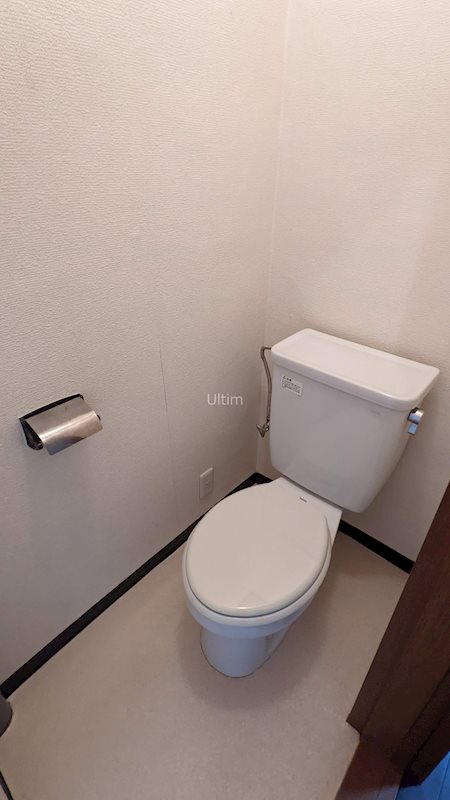 トイレ　改装前のお部屋です。