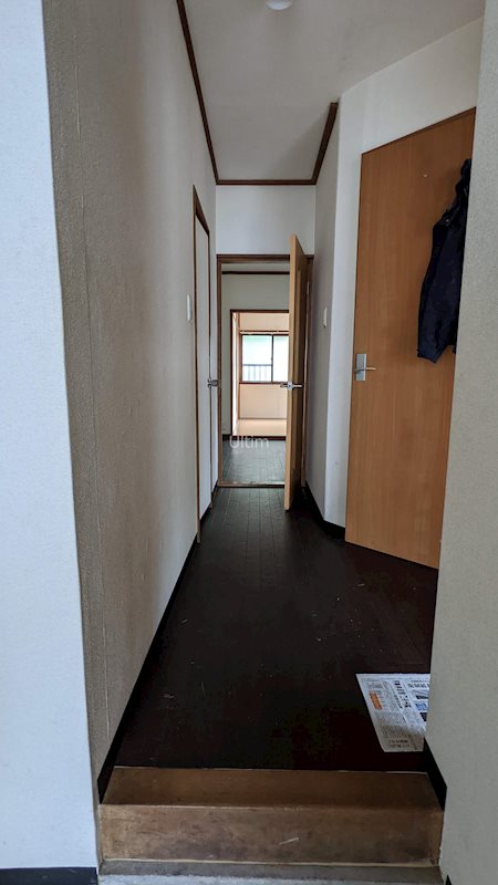 玄関　改装前のお部屋です。