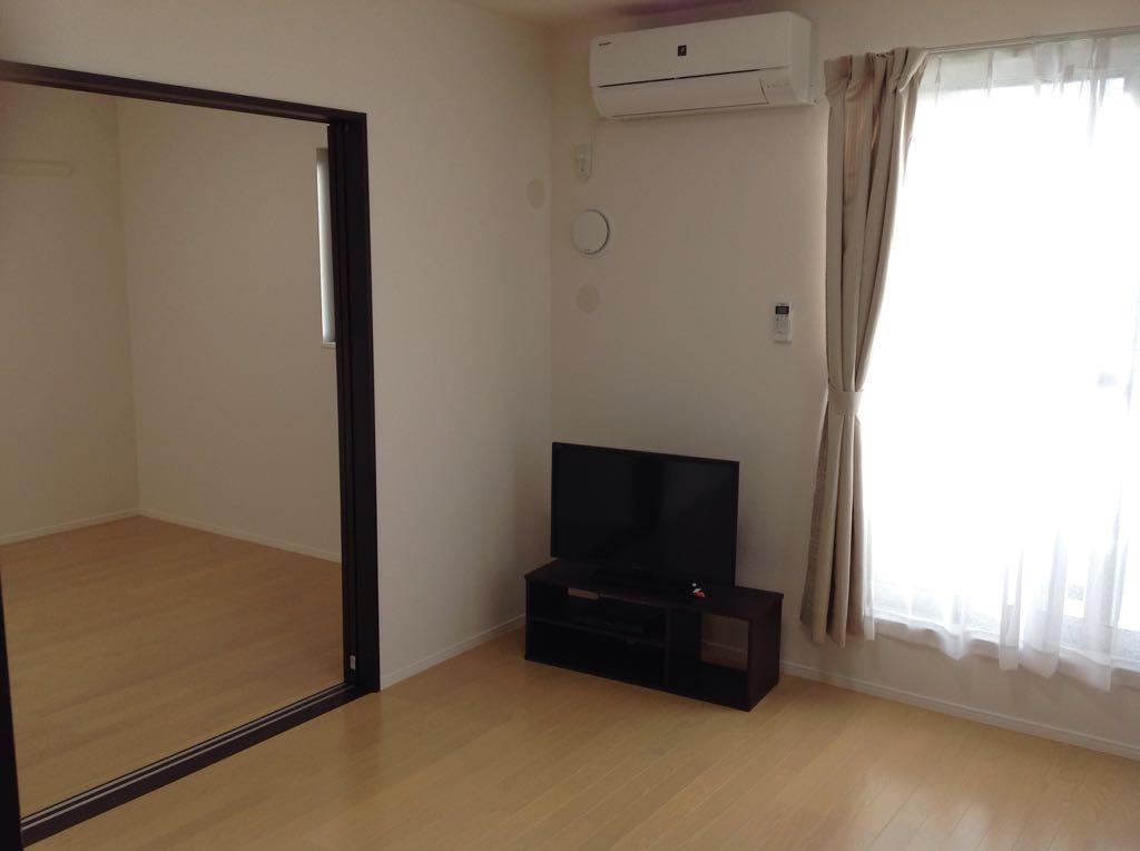 収納　ダークブラウン基調の部屋で大人のくつろぎ