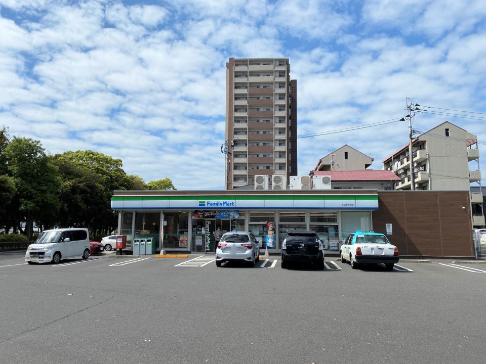 コンビニ　ファミリーマート小松原中央店（コンビニ）まで230m