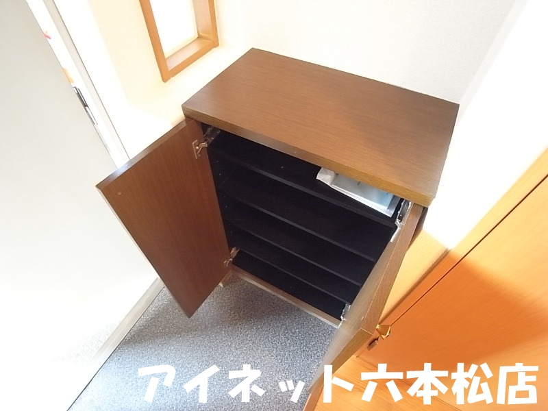 その他共有部分　シューズボックスも完備。