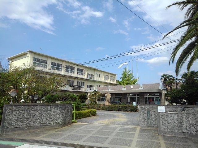 小学校　坂出市立林田小学校（小学校）まで1300m
