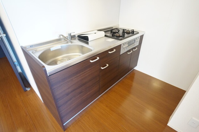 キッチン　掲載写真は同型モデルを掲載しており実際のお部屋と仕様等が異な