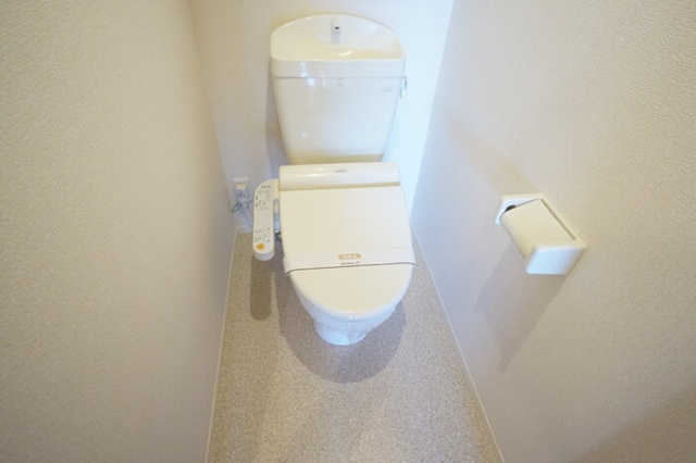 トイレ　掲載写真は同型モデルを掲載しており実際のお部屋と仕様等が異な