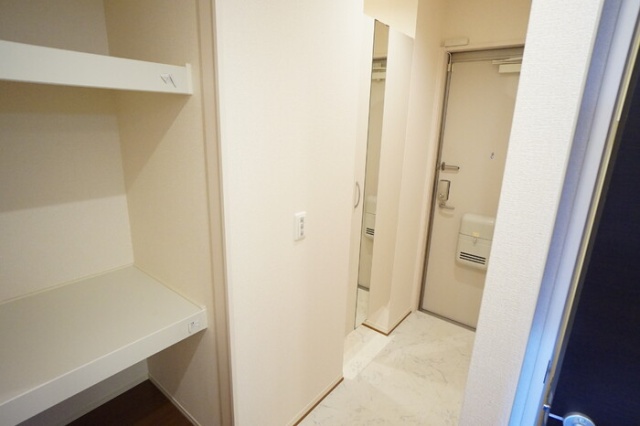 玄関　掲載写真は同型モデルを掲載しており実際のお部屋と仕様等が異な