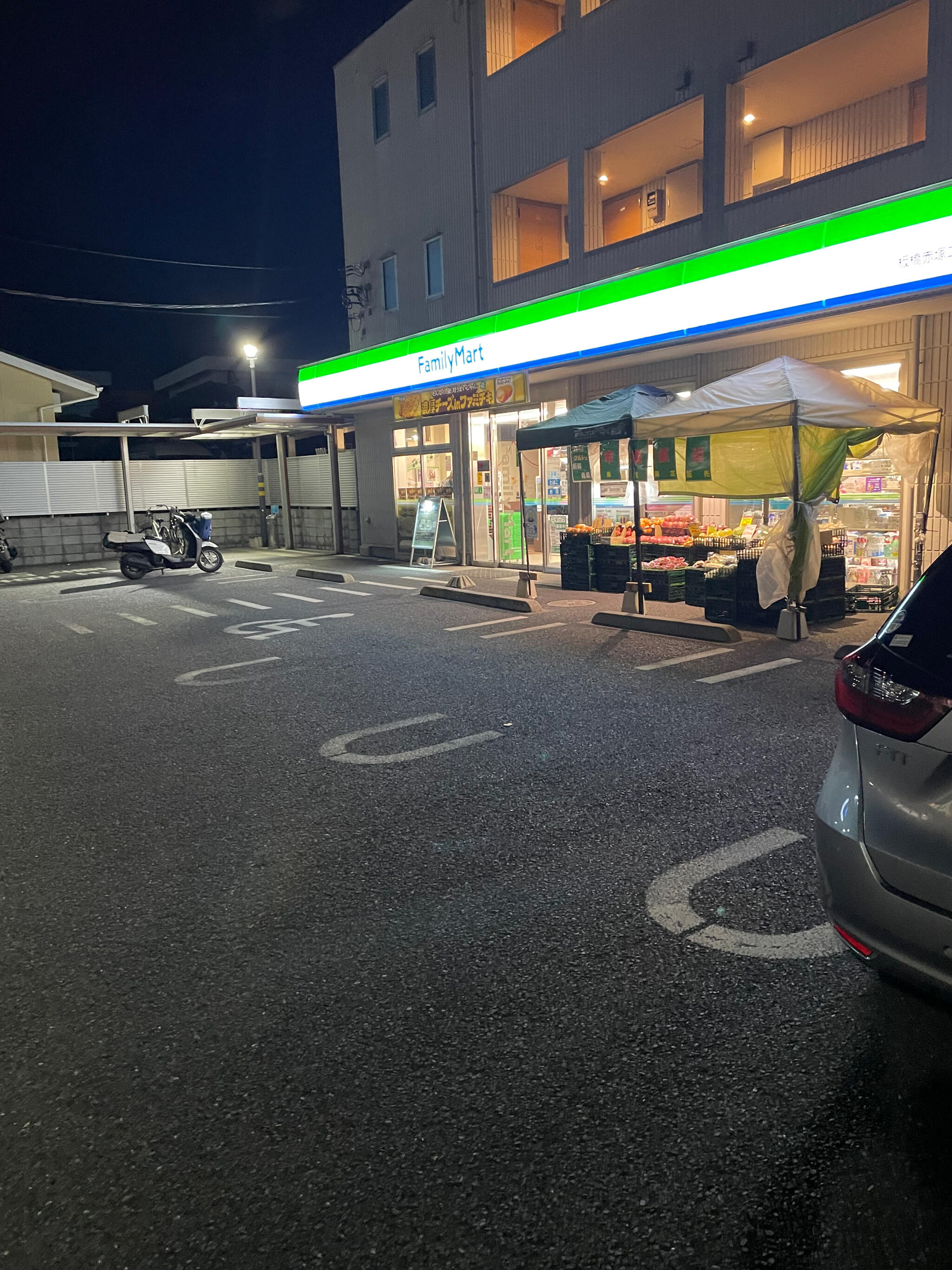 コンビニ　ファミリーマート板橋赤塚二丁目店（コンビニ）まで389m