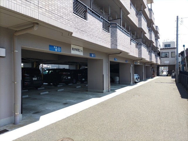 駐車場　屋根付き敷地内駐車場です☆