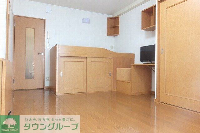 居室・リビング　1階はフローリング、2階はじゅうたんです。