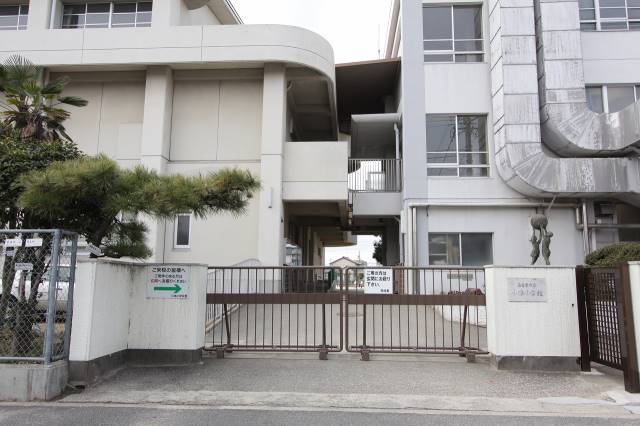 小学校　名古屋市立小碓小学校（小学校）まで147m