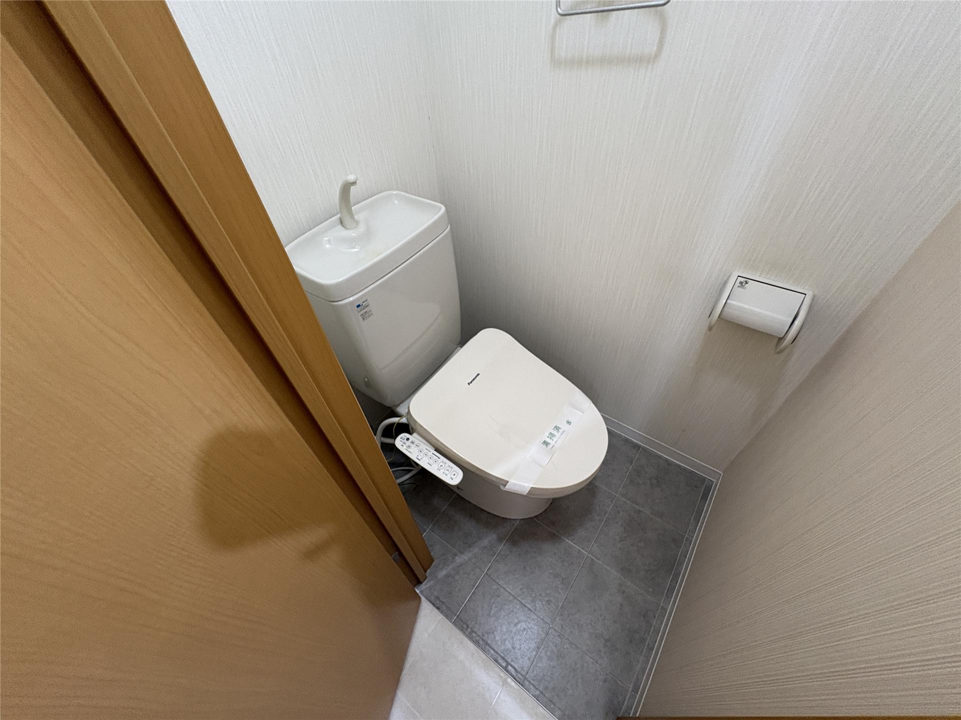 トイレ　温水洗浄便座付きのトイレです