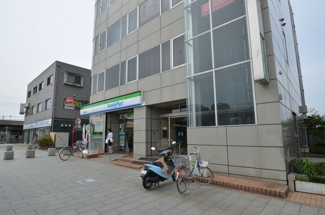 コンビニ　ファミリーマート蓮田駅東口店（コンビニ）まで261m