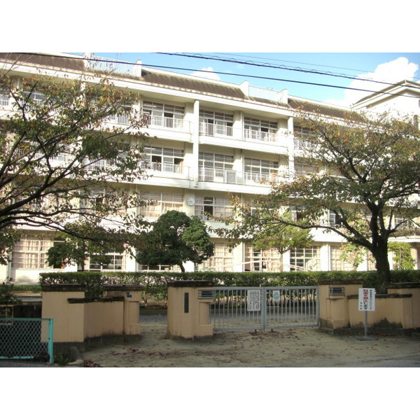 小学校　高知市立昭和小学校（小学校）まで1932m