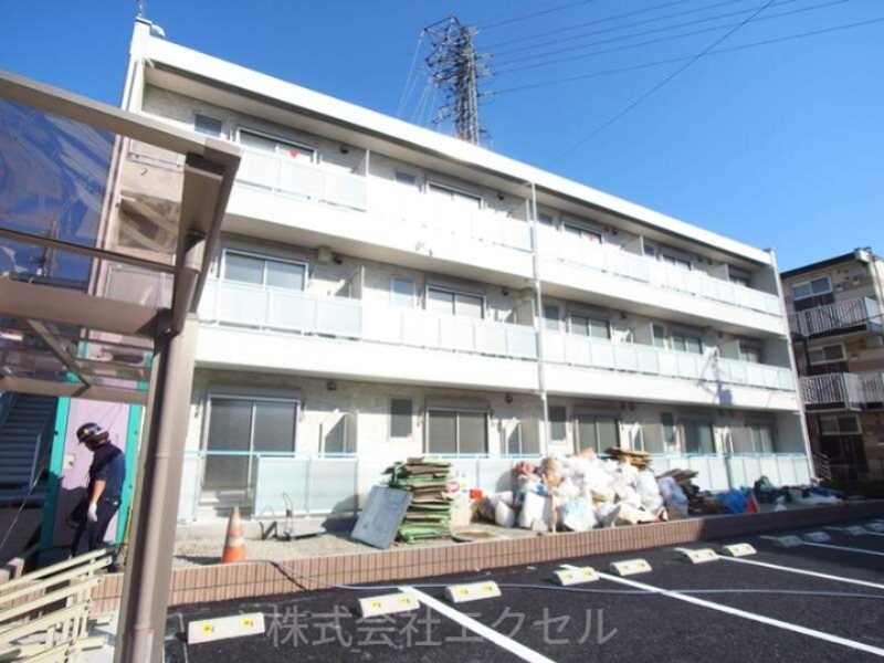 洗面設備　朝に便利な独立洗面台完備しています。