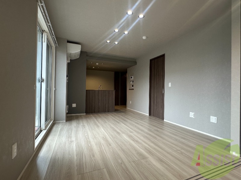 居室・リビング　白を基調とした綺麗なお部屋ですね。日当たりも良好です