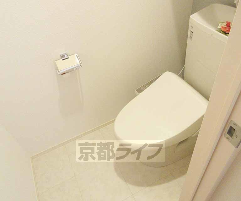 トイレ　嬉しいウォシュレット付きです。