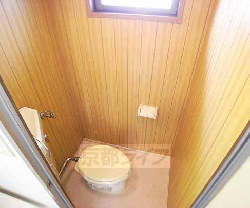 トイレ　窓があり、自然換気も可能です