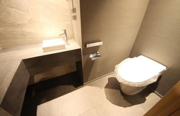 トイレ　落ち着いた色調のトイレです