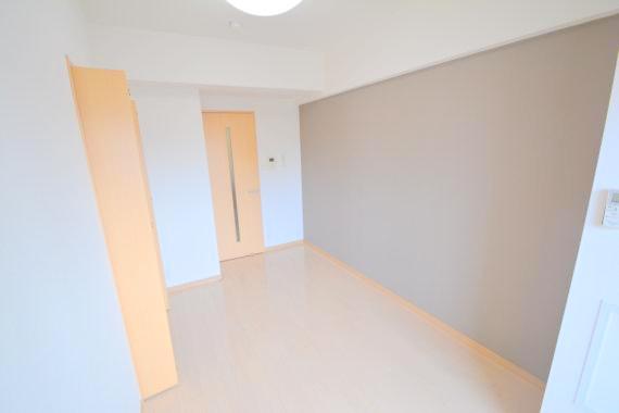その他部屋・スペース　朝には心地よい光が差し込む、このお部屋でお休みください。