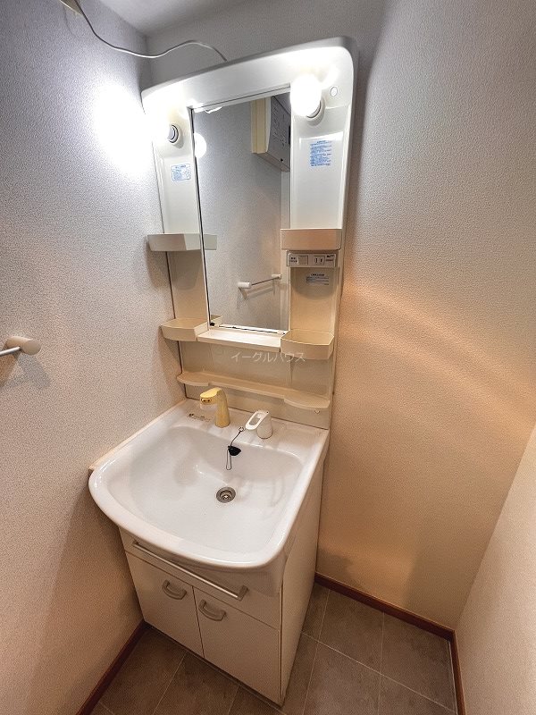 洗面設備　退去予定のため別部屋写真使用