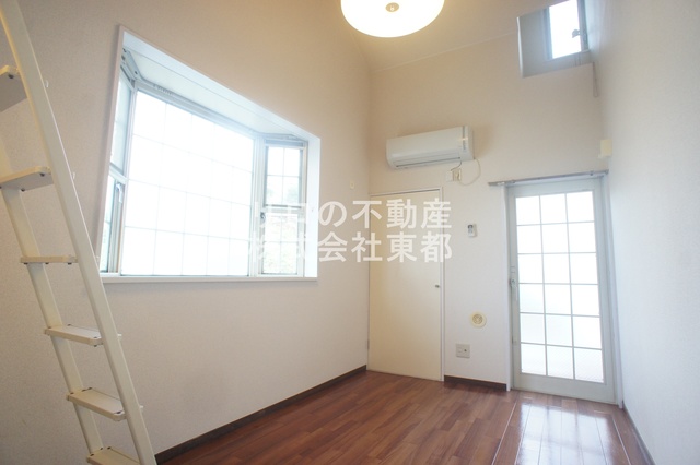居室・リビング　２面採光なので、明るく風通しのよい過ごしやすいお部屋です♪