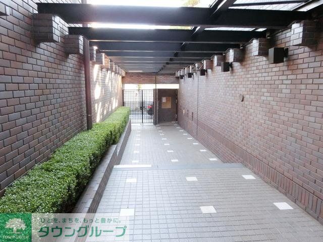 エントランス　★緑が豊な敷地内廊下です★