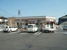 コンビニ　セブン‐イレブン 粕屋仲原郵便局前店（コンビニ）まで556m