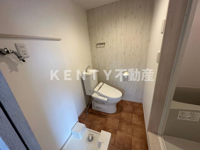 トイレ　落ち着いた色調のトイレです