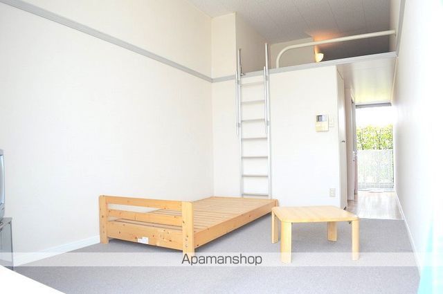 レオパレスプレミールの居間写真
