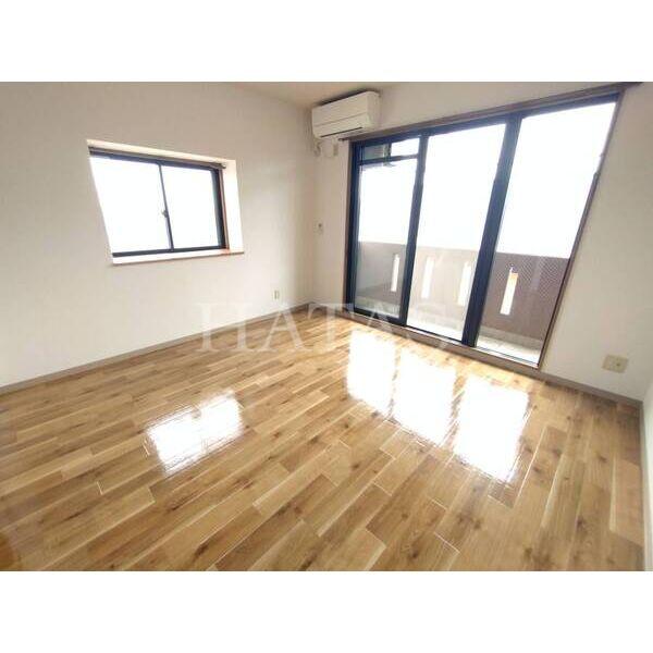 居室・リビング　同物件別部屋です