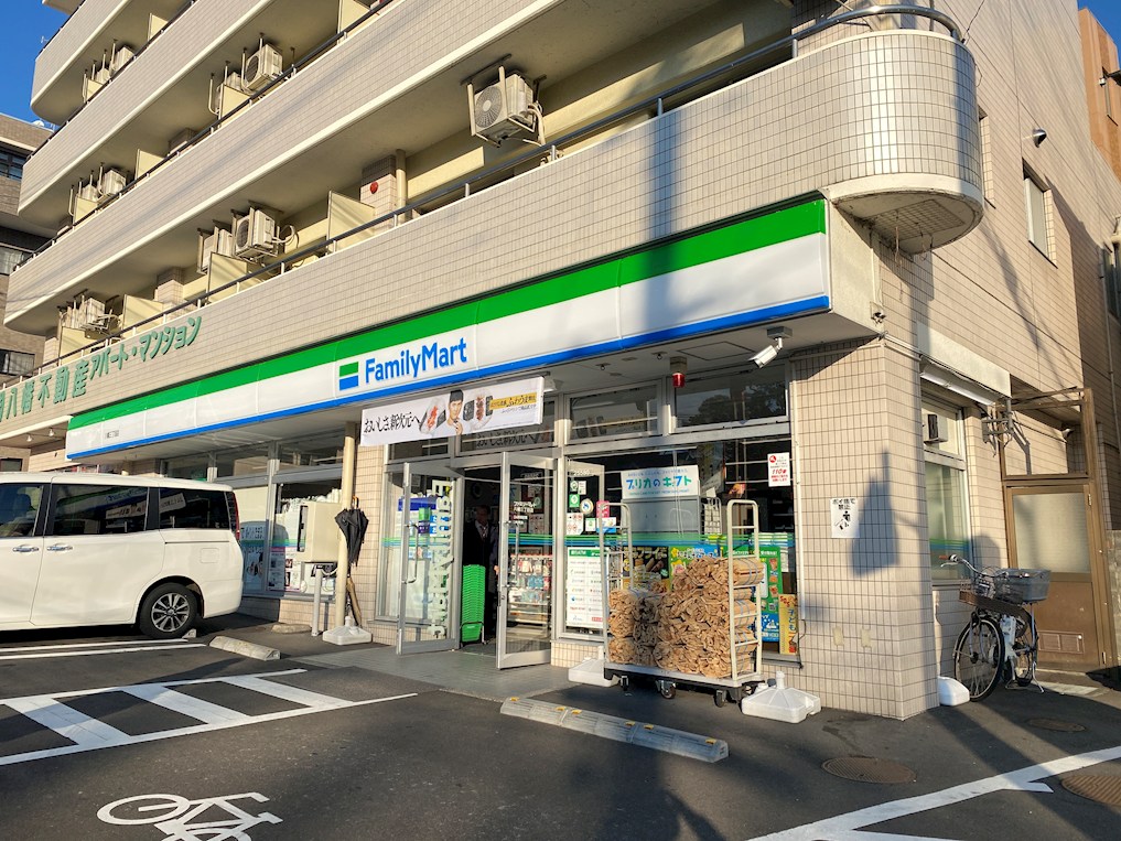 コンビニ　ファミリーマート 八幡三丁目店（コンビニ）まで960m