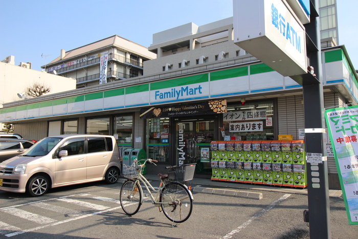 コンビニ　ファミリーマート（コンビニ）まで190m