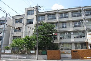 中学校　大阪市立八阪中学校（中学校）まで393m